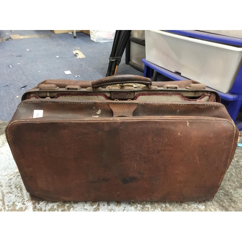 1042 - A VINTAGE GLADSTONE STYLE LARGE LEATHER BRIEFCASE