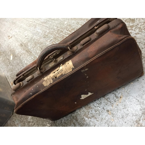 1042 - A VINTAGE GLADSTONE STYLE LARGE LEATHER BRIEFCASE