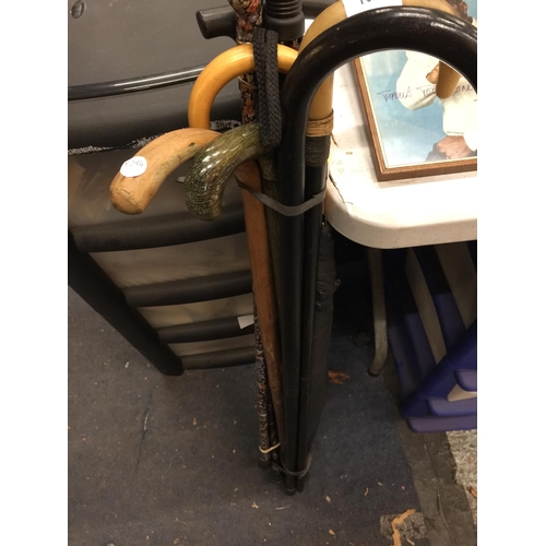 1048 - A UANTITY OF VINTAGE WALKING STICKS TO INCLUDE FLORAL EXAMPLES AND AN UMBRELLA