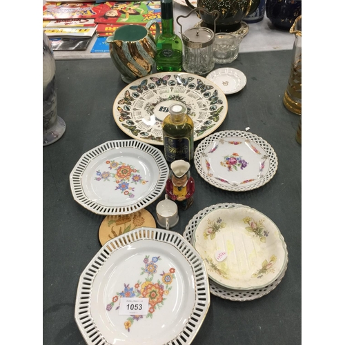 1053 - A MIXED LOT TO INCLUDE DECORATIVE PLATES, A SILVER PLATED AND GLASS PRESERVE POT, A SADLER JUG, ETC