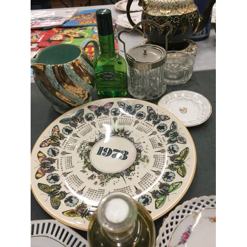 1053 - A MIXED LOT TO INCLUDE DECORATIVE PLATES, A SILVER PLATED AND GLASS PRESERVE POT, A SADLER JUG, ETC