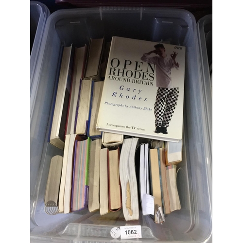 1062 - A LARGE QUANTITY OF BOOKS TO INCLUDE ART, HISTORIC, ANTIQUE GUIDES, WAR, TOURIST, ETC - 3 BOXES