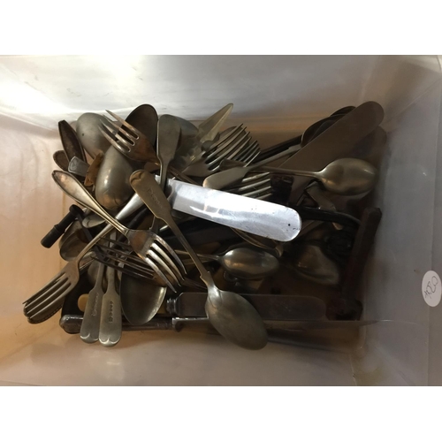 1067 - A LARGE MIXED LOT TO INCLUDE FLATWARE, A COPPER DISH, CARRIAGE CLOCK, BRASS CANDLESTICKS AND BOWLS, ... 