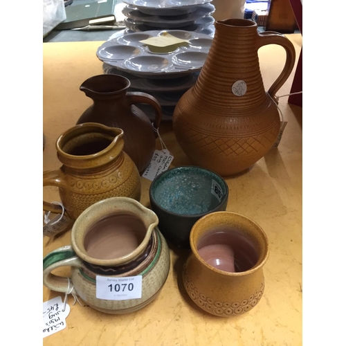 1070 - A NINE PIECE OYSTER SET IN BLUE PLUS A QUANTITY OF VINTAGE STUDIO POTTERY JUGS AND POTS