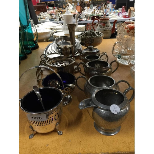 1076 - A QUANTITY OF SILVER PLATED ITEMS TO INCLUDE SERVING BOWLS WITH BLUE GLASS LINERS, A CANDLESTICK, BU... 