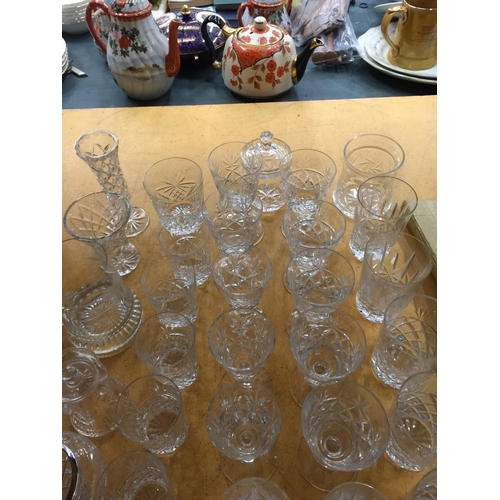 1077 - A LARGE QUANTITY OF GLASSES TO INCLUDE WINE, SHERRY, WHISKY TUMBLERS PLUS A TANKARD, JUGS, VASES, ET... 