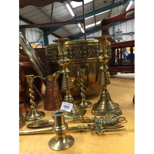 1085 - A QUANTITY OF ITEMS TO INCLUDE A COPPER KETTLE, JUG AND BOWL PLUS A LARGE BRASS PLANTER, CANDLESTICK... 