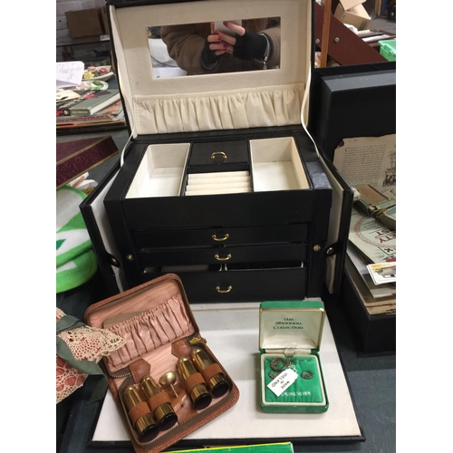 1099 - A LEATHER LOOK JEWELLERY BOX WITH A STERLING SILVER BOXED NECKLACE AND EARRINGS AND BRASS COLOURED P... 