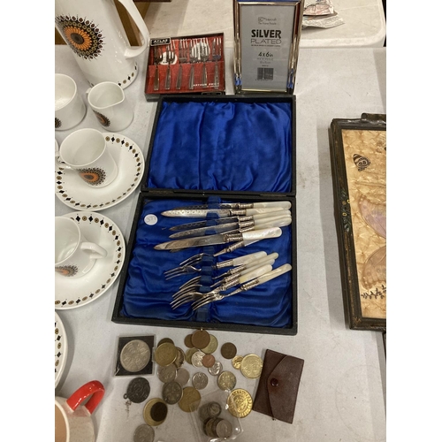 1109 - A MIXED LOT TO INCLUDE A CASED SET OF CAKE KNIVES AND FORKS, PRE-DECIMAL AND FOREIGN COINS AND A SIL... 