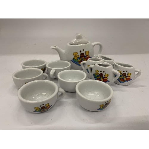 118 - A MINIATURE CHILD'S POTTERY TEASET TO INCLUDE TEAPOT, JUGS, CUPS, ETC WITH A TEDDY BEARS PICNIC DESI... 