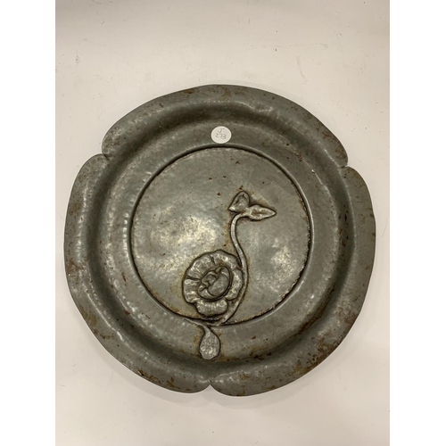 129 - A VINTAGE ARTS AND CRAFTS STYLE PEWTER PLATE WITH FOLIATE DECORATION DIAMETER 27CM