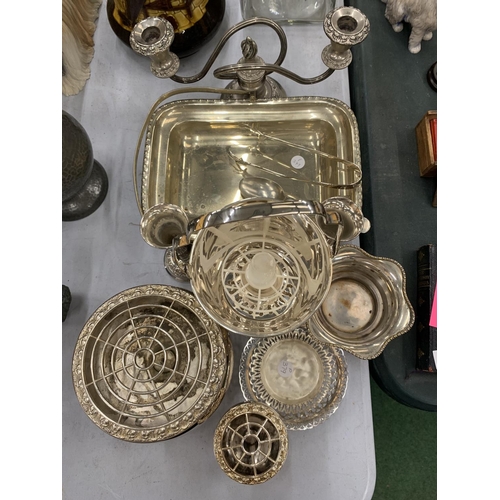 136 - A QUANTITY OF SILVER PLATED ITEMS TO INCLUDE ROSE BOWLS, A CANDLEABRA, BUD VASES, A HANDLED SERVING ... 