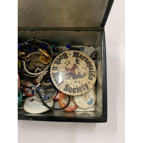 179 - A COLLECTION OF VINTAGE BADGES, ETC IN A RUSSIAN STYLE BOX