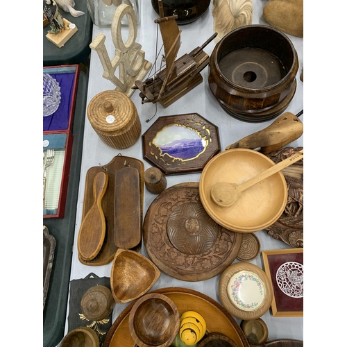 192 - A LARGE QUANTITY OF TREEN ITEMS TO INCLUDE BOWLS, AN INK BLOTTER, SHOE LAST, WALL PLAQUES, A SHIP, E... 