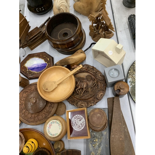 192 - A LARGE QUANTITY OF TREEN ITEMS TO INCLUDE BOWLS, AN INK BLOTTER, SHOE LAST, WALL PLAQUES, A SHIP, E... 