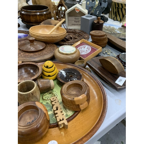 192 - A LARGE QUANTITY OF TREEN ITEMS TO INCLUDE BOWLS, AN INK BLOTTER, SHOE LAST, WALL PLAQUES, A SHIP, E... 