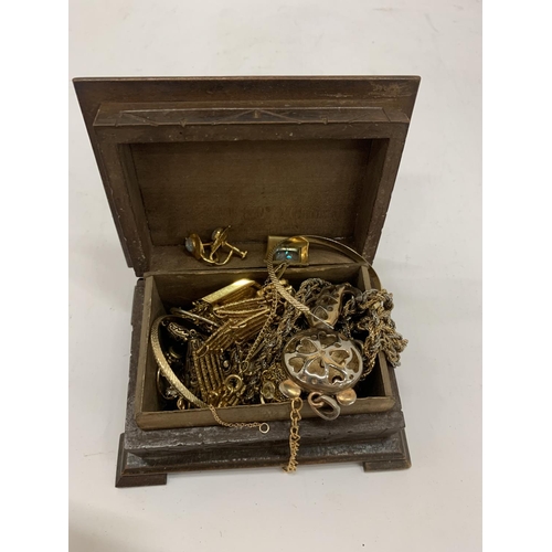 204 - A QUANTITY OF YELLOW METAL COSTUME JEWELLERY TO INCLUDE CHAINS, EARRINGS, ETC IN A WOODEN BOX