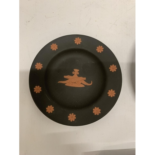 237 - THREE PIECES OF WEDGWOOD BLACK JASPERWARE TO INCLUDE A WINSTON CHURCHILL PLATE, PIN TRAY AND A SMALL... 