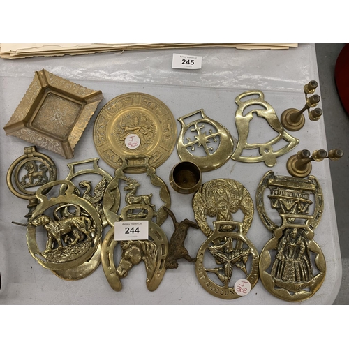 244 - A QUANTITY OF BRASS ITEMS TO INCLUDE HORSE BRASSES, ETC