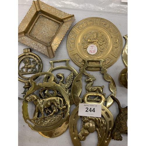 244 - A QUANTITY OF BRASS ITEMS TO INCLUDE HORSE BRASSES, ETC