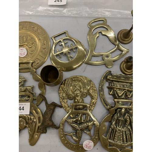 244 - A QUANTITY OF BRASS ITEMS TO INCLUDE HORSE BRASSES, ETC