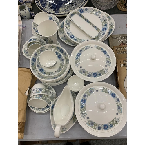 248 - A WEDGWOOD 'CLEMENTINE' PART DINNER SERVICE TO INCLUDE PLATES, BOWLS, SERVING TUREENS, SAUCE BOAT AN... 