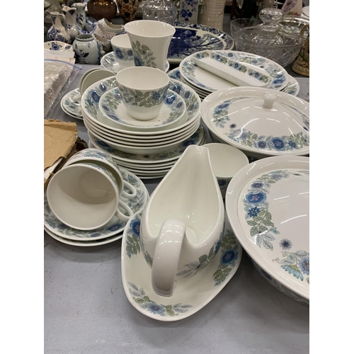 248 - A WEDGWOOD 'CLEMENTINE' PART DINNER SERVICE TO INCLUDE PLATES, BOWLS, SERVING TUREENS, SAUCE BOAT AN... 