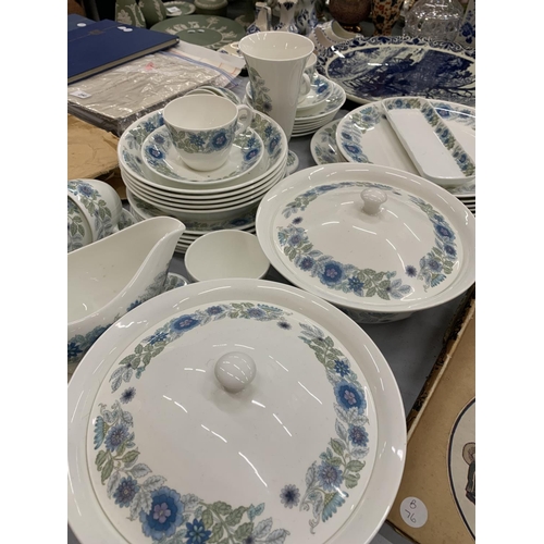 248 - A WEDGWOOD 'CLEMENTINE' PART DINNER SERVICE TO INCLUDE PLATES, BOWLS, SERVING TUREENS, SAUCE BOAT AN... 