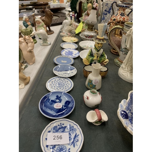 256 - A QUANTITY OF CERAMIC ITEMS TO INCLUDE SMALL PLATES, FIGURES, ETC