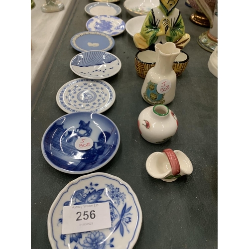 256 - A QUANTITY OF CERAMIC ITEMS TO INCLUDE SMALL PLATES, FIGURES, ETC