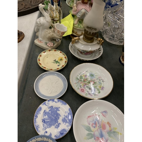 256 - A QUANTITY OF CERAMIC ITEMS TO INCLUDE SMALL PLATES, FIGURES, ETC