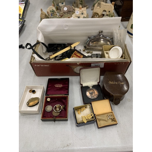 262 - A MIXED LOT TO INCLUDE A SMALL BRASS EYE LOUPE, AN EPNS VINTAGE PURSE, EARRINGS, A ROBERTSONS BADGE,... 