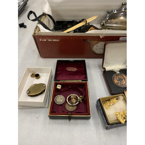 262 - A MIXED LOT TO INCLUDE A SMALL BRASS EYE LOUPE, AN EPNS VINTAGE PURSE, EARRINGS, A ROBERTSONS BADGE,... 