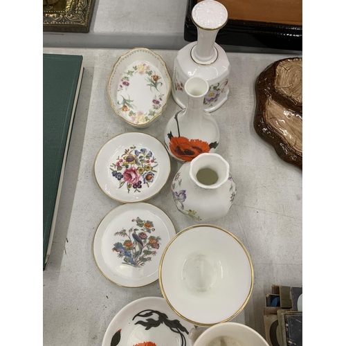 271 - A QUANTITY OF SMALL CERAMIC ITEMS TO INCLUDE AYNSLEY, WEDGWOOD, ETC, PIN TRAYS AND VASES