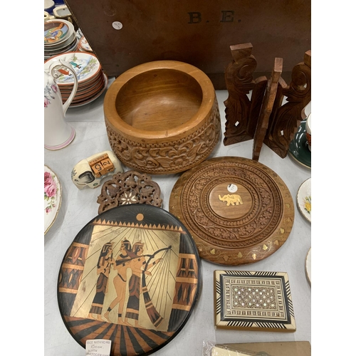 281 - A QUANTITY OF TREEN ITEMS TO INCLUDE A HEAVILY CARVED BOWL, TRIVETS, AN ELEPHANT PERPETUAL CALENDAR,... 