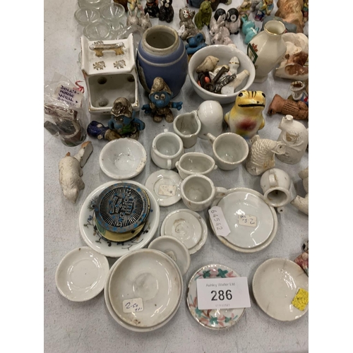 286 - A LARGE QUANTITY OF MINIATURE ITEMS TO INCLUDE PLATES, ANIMAL FIGURES, GLASSWARE, ETC