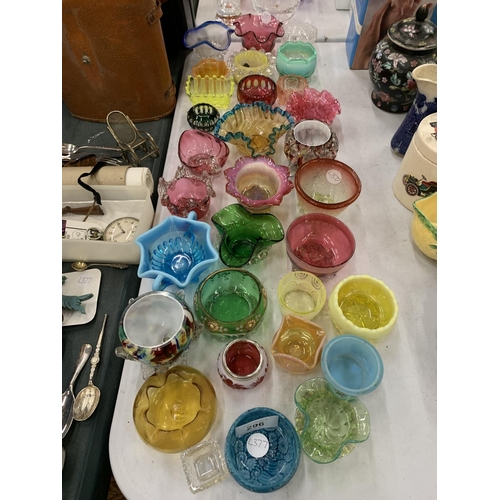 296 - A LARGE QUANTITY OF SMALL GLASSWARE BOWLS TO INCLUDE VASELINE GLASS, CRANBERRY, MURANO STYLE, ETC