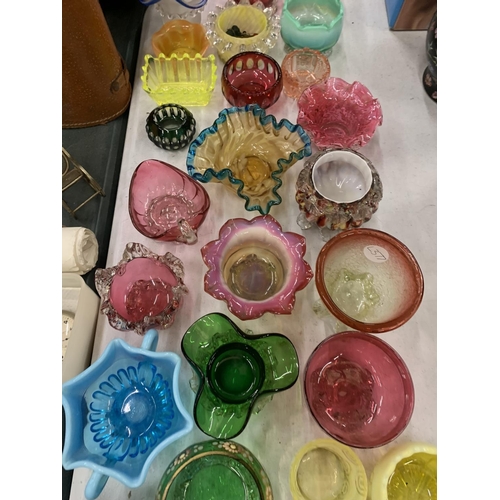 296 - A LARGE QUANTITY OF SMALL GLASSWARE BOWLS TO INCLUDE VASELINE GLASS, CRANBERRY, MURANO STYLE, ETC