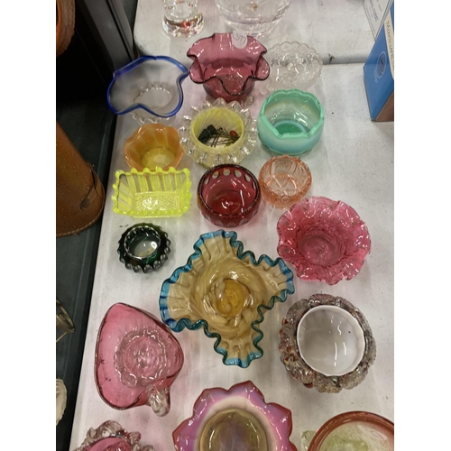 296 - A LARGE QUANTITY OF SMALL GLASSWARE BOWLS TO INCLUDE VASELINE GLASS, CRANBERRY, MURANO STYLE, ETC