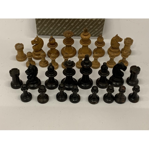 32 - A VINTAGE STAUNTON STYLE SATINWOOD & EBONY CHESS SET, KING HEIGHT 57MM