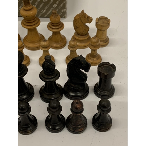 32 - A VINTAGE STAUNTON STYLE SATINWOOD & EBONY CHESS SET, KING HEIGHT 57MM