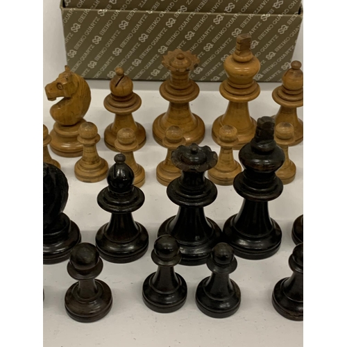 32 - A VINTAGE STAUNTON STYLE SATINWOOD & EBONY CHESS SET, KING HEIGHT 57MM