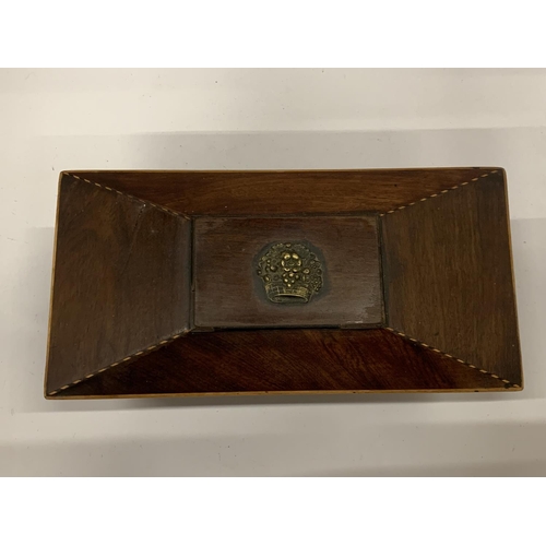 37 - A 19TH CENTURY MAHOGANY SARCOPHAGUS SHAPE TEA CADDY WITH INNER COMPARTMENTS AND GLASS VASE