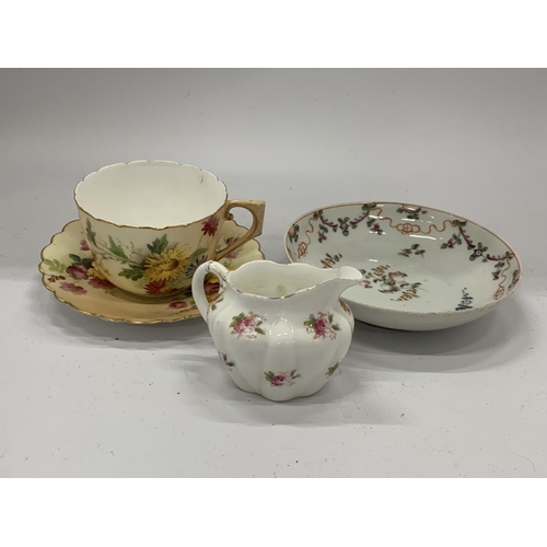 39 - A MIXED GROUP OF 19TH CENTURY AND LATER PORCELAIN ITEMS TO INCLUDE A ROYAL WORCESTER BLUSH IVORY CUP... 