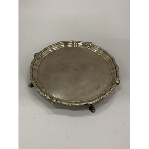 4 - A GEORGE V SILVER SALVER / CARD TRAY, HALLMARKS FOR BIRMINGHAM, 1925, WEIGHT 175G, WIDTH 15CM