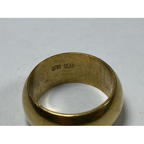 508 - A GENTS 18CT YELLOW GOLD HEAVY WEDDING BAND, WEIGHT 10.93G