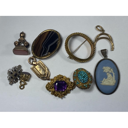 510 - A MIXED LOT OF VINTAGE JEWELLERY TO INCLUDE AMETHYST TYPE BROOCH, WEDGWOOD SILVER PENDANT ETC