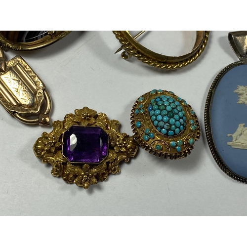 510 - A MIXED LOT OF VINTAGE JEWELLERY TO INCLUDE AMETHYST TYPE BROOCH, WEDGWOOD SILVER PENDANT ETC