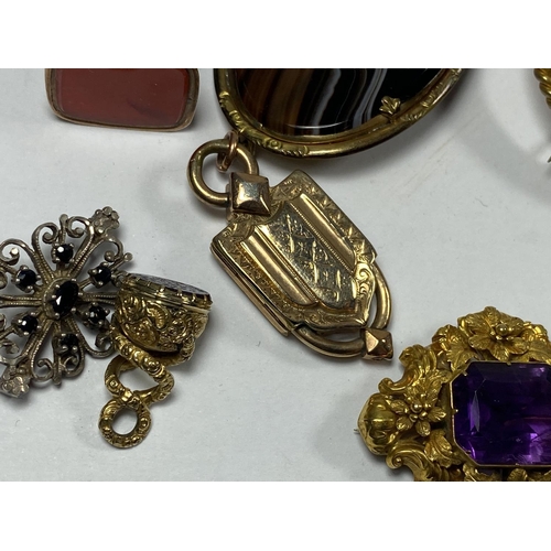 510 - A MIXED LOT OF VINTAGE JEWELLERY TO INCLUDE AMETHYST TYPE BROOCH, WEDGWOOD SILVER PENDANT ETC