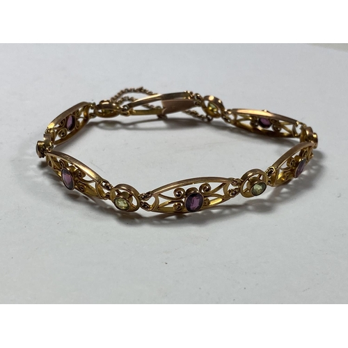 515 - A 9CT YELLOW GOLD CITRINE & AMETHYST DECORATIVE BRACELET, WEIGHT 9.5G